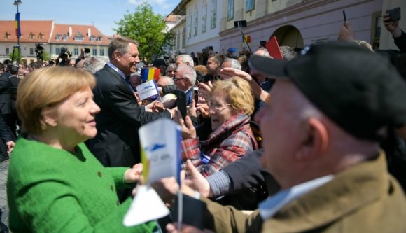 Nagyszebeni EU-csúcs népfürdőzéssel és sok-sok protokollmosollyal (VIDEÓ)