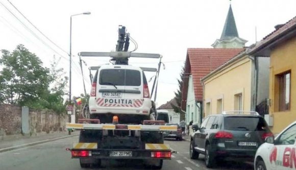 Nem fogja elhinni, miért vitte el egy lopóautó a rendőrség egyik járőrkocsiját Nagyváradon