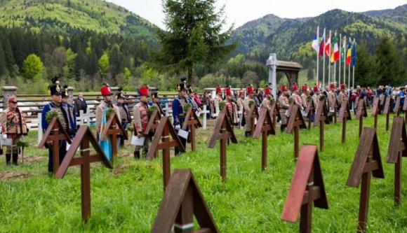 Egyre több magyar politikus éjszakázna az úzvölgyi temetőben