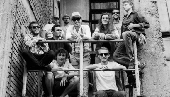 SKApóra jött: új dalokkal kezeli a táncoslábúak elvonási tüneteit a Rehab Nation