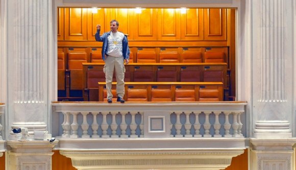 Dacia Breakkel tört a kormány épületére