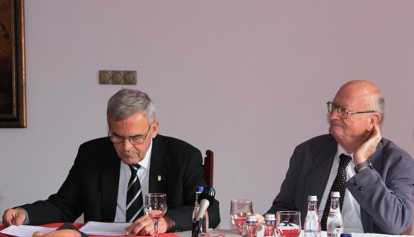 Tőkés bepipult, mert szekusnak nevezték