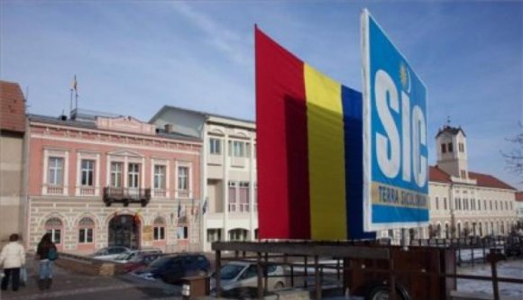 Perrel fenyegetnek a szentgyörgyi kétnyelvű táblák miatt