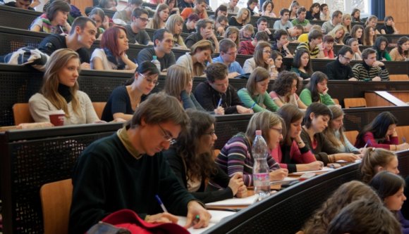 Feljelentették Pontáékat az egyetemi minivakáció miatt