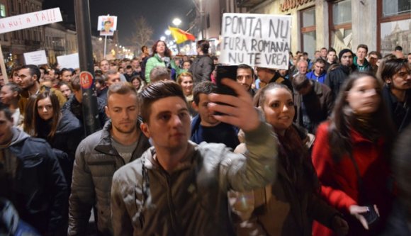 Ismét ezrek az utcán