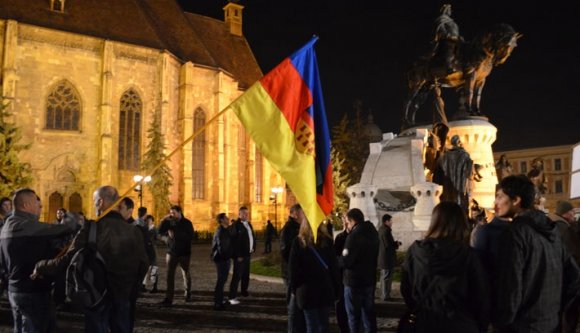 Erdély-zászló és Miki egerek Kolozsvár Főterén!