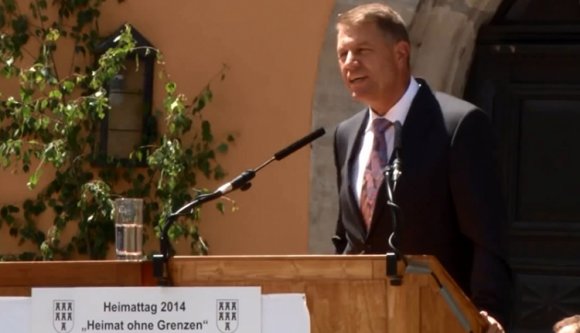 Klaus Johannis németül beszél