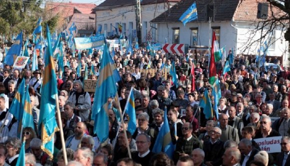 Florea betiltaná a felvonulást, a székelyek nem tágítanak