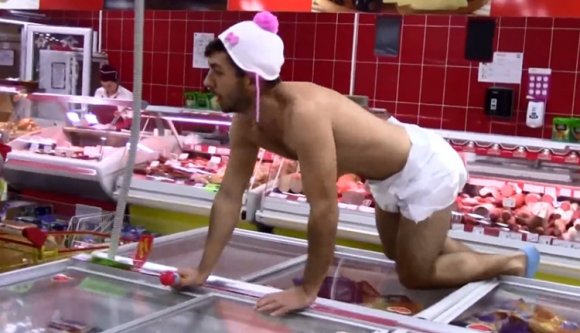 Pelenkás férfi rohangászott a kolozsvári plázában