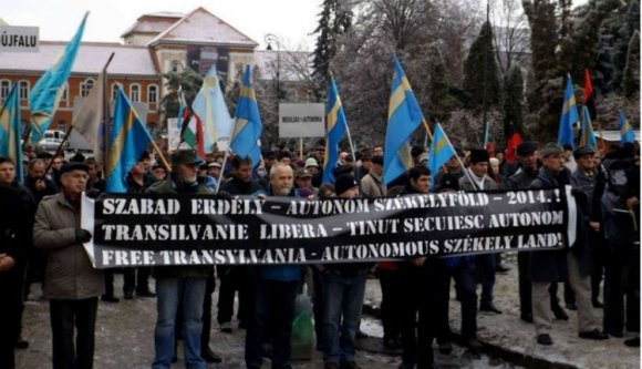 Szabad Erdélyt, autonóm Székelyföldet követeltek Szentgyörgyön