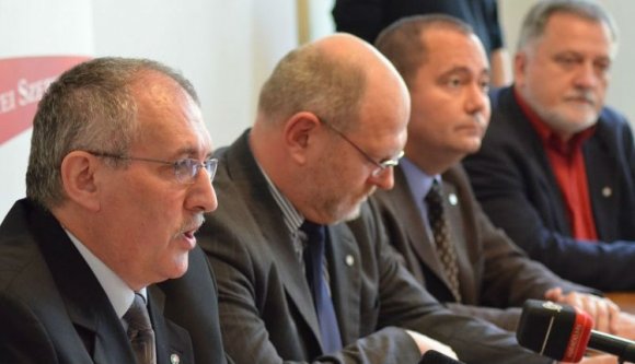 Január végén újul meg, és egyesülne az MPP-vel a néppárt