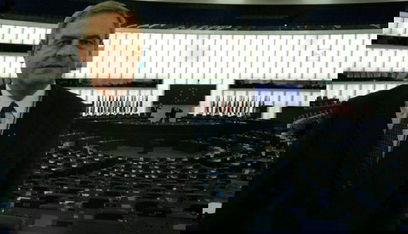 Brüsszelben szervezett Tőkés konferenciát a befejezetlen forradalomról