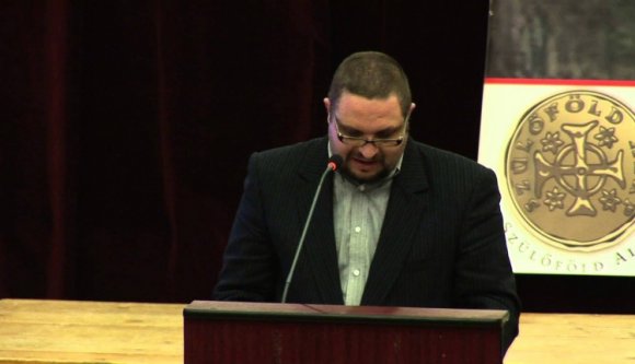 Vandál akciók a magyar nyelvért küzdő egyetemi tanár ellen