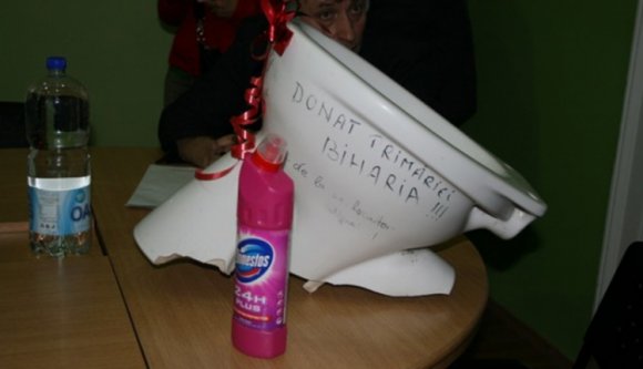 Hogy került egy WC-csésze Bihar önkormányzatának asztalára?