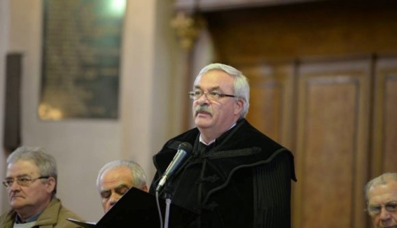 Jól fizető állás a püspököké