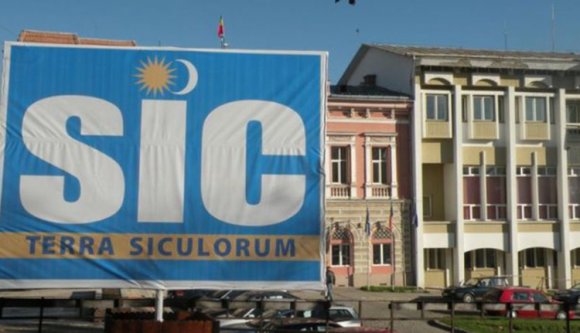 Zászlóháború: Tamás Sándor a háromszéki prefektussal izmozik