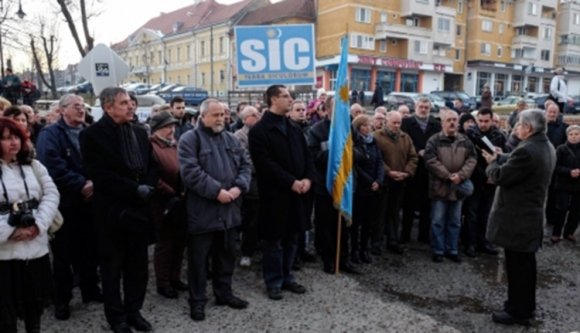 Pártok feletti himnuszéneklés a háromszéki prefektus irodájának ablaka alatt