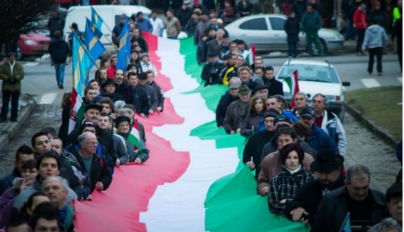 Nagyon sokan adtak himnuszleckét a háromszéki prefektúra előtt