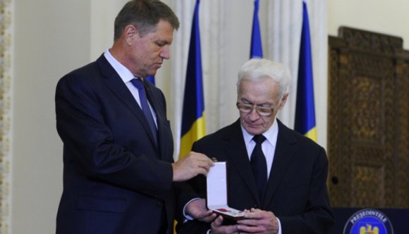 Antiszemitizmussal vádolják a Johannis által kitüntetett Bjozát