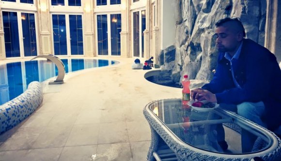 Hajléktalannal „szórakozik” a váradi újgazdag Micula fia