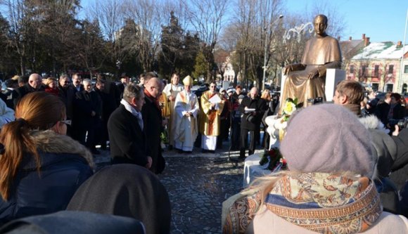 Felavatták Szatmáron Hám János új szobrát