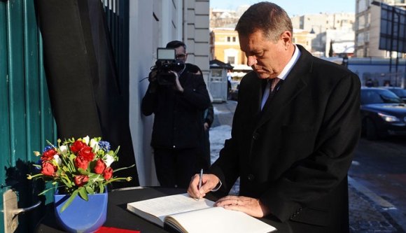 Johannis is elmegy holnap Párizsba