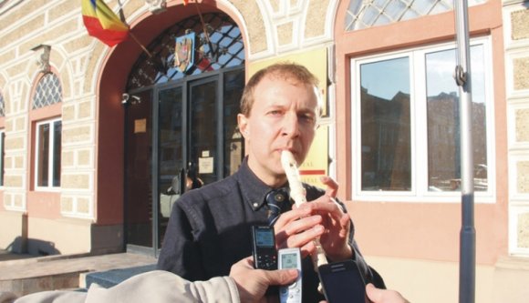 Beszólsz?! Majd jól himnuszokat éneklek az ablakod alatt!