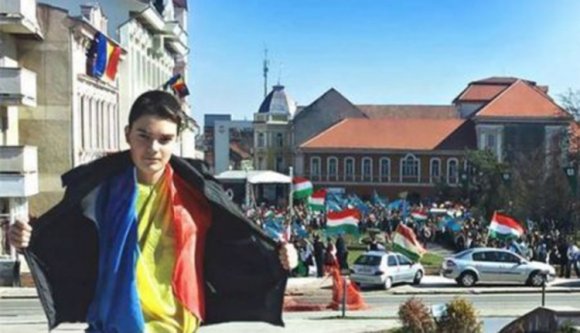 Óriási román zászló Sepsiszentgyörgyön