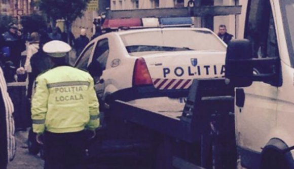Így vontatják el a szabálytalankodó rendőrautót Nagyváradon