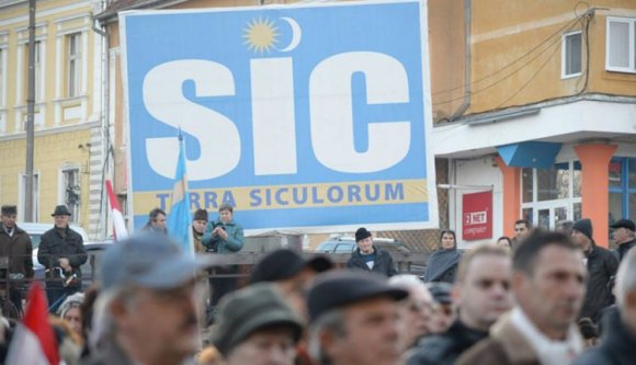 A Székelyföld-táblát támadja Kovászna megye prefektusa