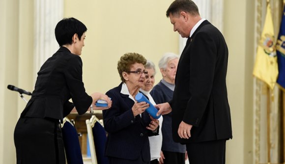 Holokauszt-túlélőknek nyújtott át állami kitüntetéseket Johannis