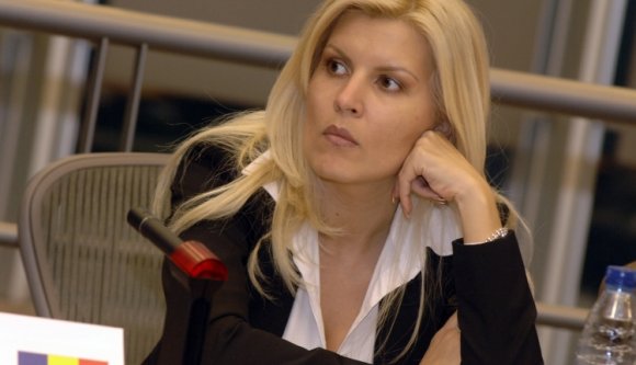 A SRI-főnököt mószerolja a korrupcióval gyanúsított Elena Udrea