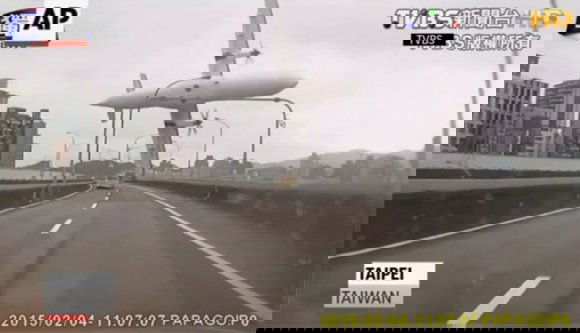 Így zuhant le a tajvani repülőgép (VIDEÓ)