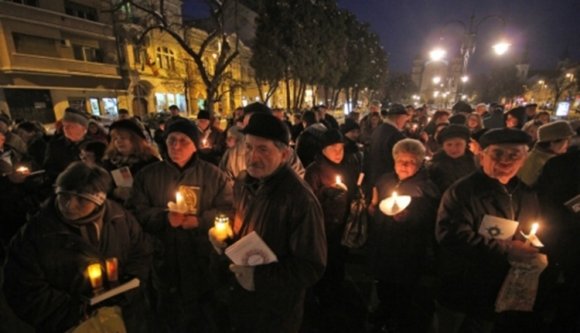 Gyertyákkal emlékeztek a gyertyás tüntetésre Vásárhelyen
