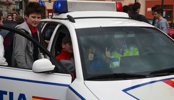 Mától büntetik, ha nincs bekötve a gyerek az autóban