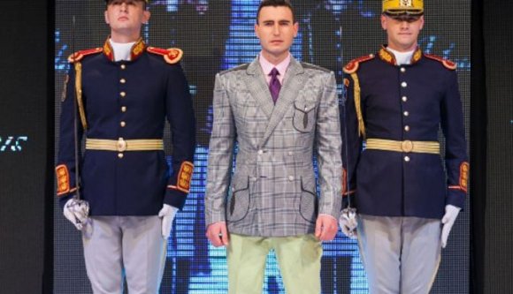 Divatmodellnek kérték kölcsön az őrezredet