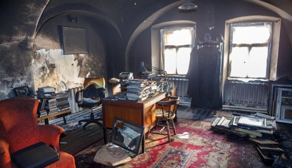 Betörők gyújtották fel a nagyenyedi református lelkészi hivatalt