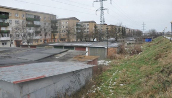 Tyúkot, juhot, disznót tartottak a garázsokban a szatmáriak