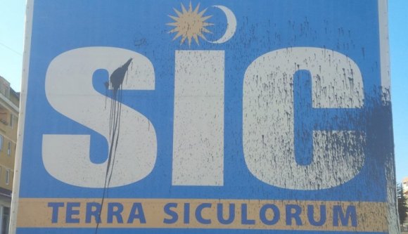 Vizsgálja a rendőrség a SIC-tábla megrongálását