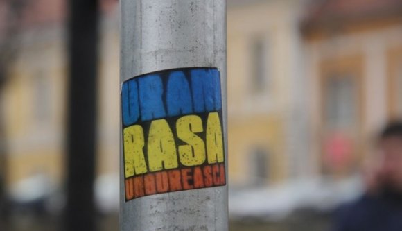 Magyargyűlölő szövegű matrica Sepsiszentgyörgyön