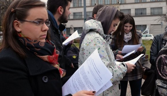 300-an kérvényezik a többnyelvűséget