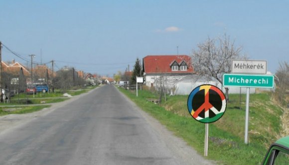 Magyarországon bezzeg lenghet a román zászló