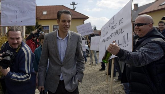 Tüntetők fogadták Csíkszentsimonban a Heineken vezetőjét