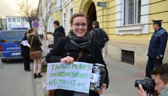 Szép lányok, fess fiúk a többnyelvű helységnévtáblákért