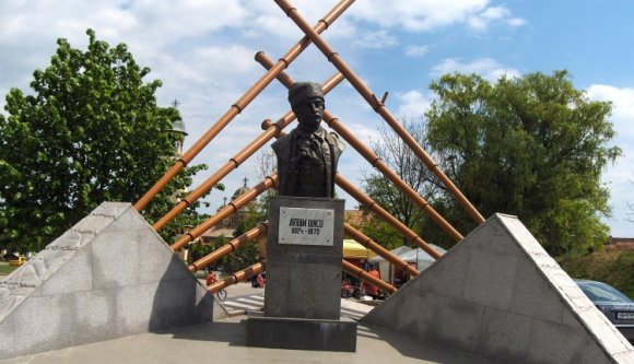 Magyar felzúdulás a kovásznai Avram Iancu-szobor támogatása miatt