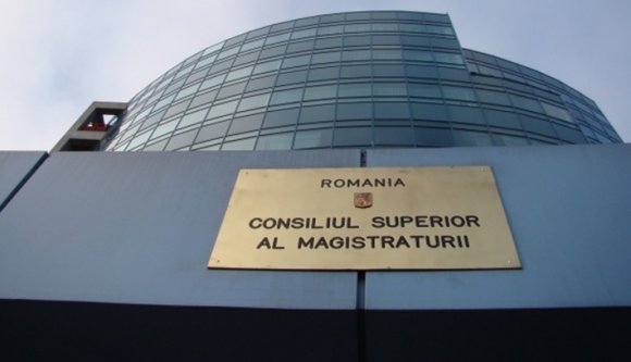 A bíráknak sem tetszik, hogy a parlament védi a korrupcióval vádolt honatyákat