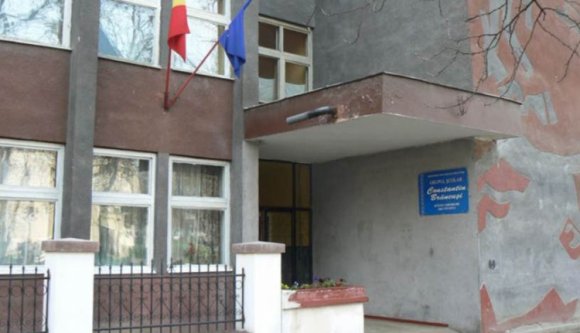 Ódzkodik a kétnyelvű táblától a román iskolaigazgató