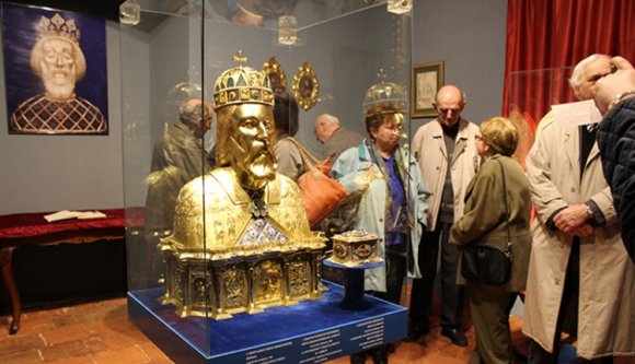 Múzeum a templomban, templom a múzeumban