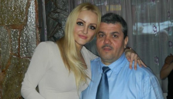 Elvált feleségétől, hogy megtarthassa tanácsosnak