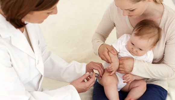 Törvénnyel köteleznék a szülőket gyermekük beoltatására